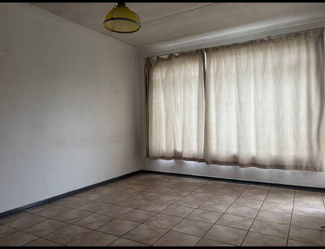 2 BEDROOM FLAT FOR SALE IN VEREENIGING CENTRAL